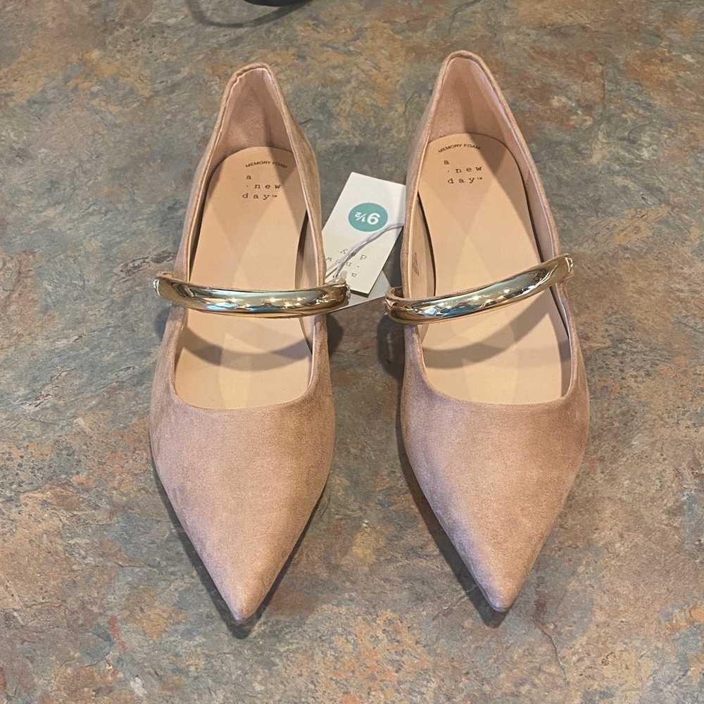 A New Day Women’s Tan Flats with Gold Accent Size 9.5 NWT